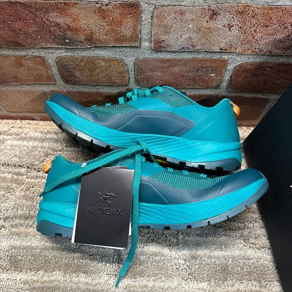 Arc\'teryx Norvan vt 2 women’s Sz 7.5 Vibrant Teal Running Shoes